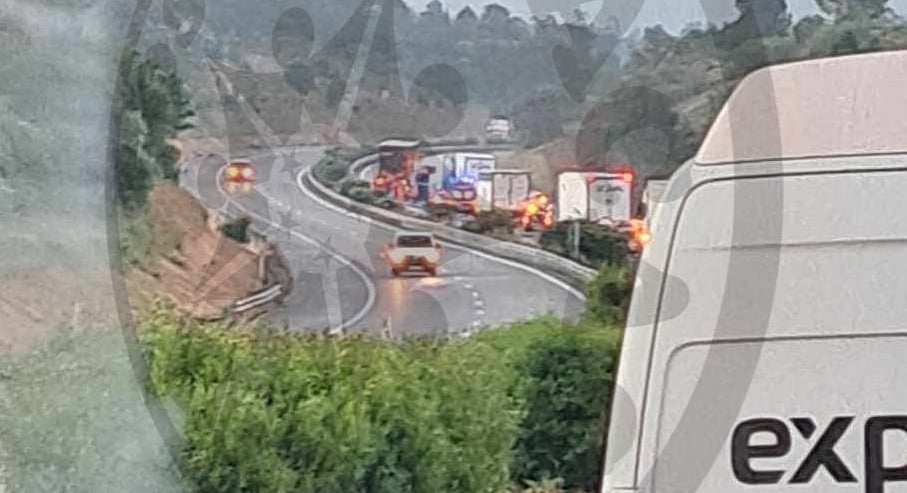 A1 motorway closed North-South following truck accident that left two injured
