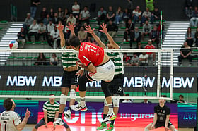 Desporto sporting sagra-se bicampeão nacional de voleibol ao bater benfica no terceiro jogo 2026 doc. 20260506. 47056046. Marl0049 desporto o sporting sagrou-se esta quarta-feira, 6 de maio, campeão nacional de voleibol pela oitava vez, a segunda... Iustitia. Bg sporting sagra-se bicampeão nacional de voleibol ao bater benfica no terceiro jogo 2026 2026-05-06 20:53:57 justiça - iustitia. Bg desporto