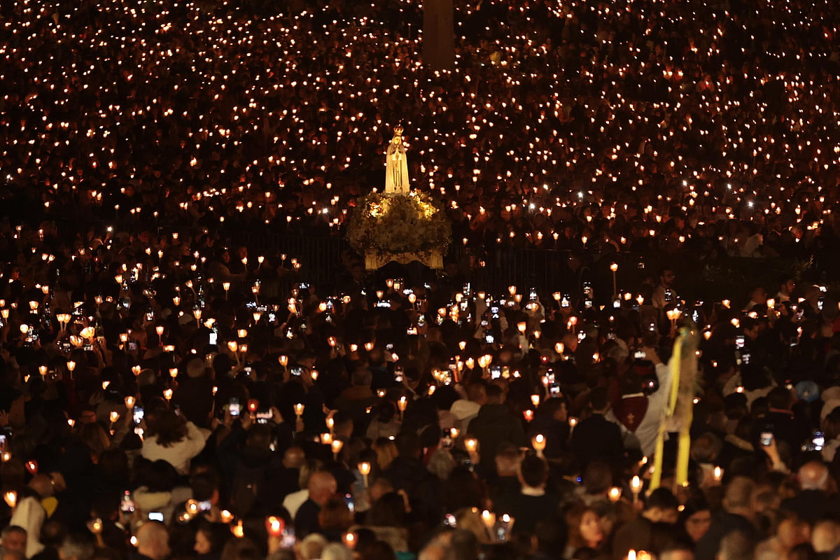 Thousands of faithful fill the Sanctuary of Fátima for the candlelight procession (see the images)