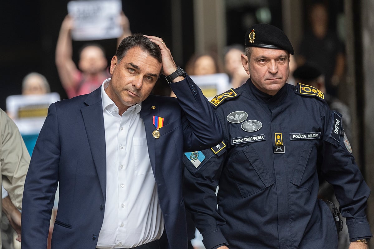 Flávio Bolsonaro e partido de Lula trocam farpas em dia de novas tarifas dos EUA ao Brasil