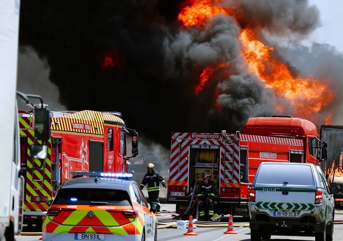 Left lane reopened on the A1 in Feira following a heavy goods vehicle fire (see photos and video)
