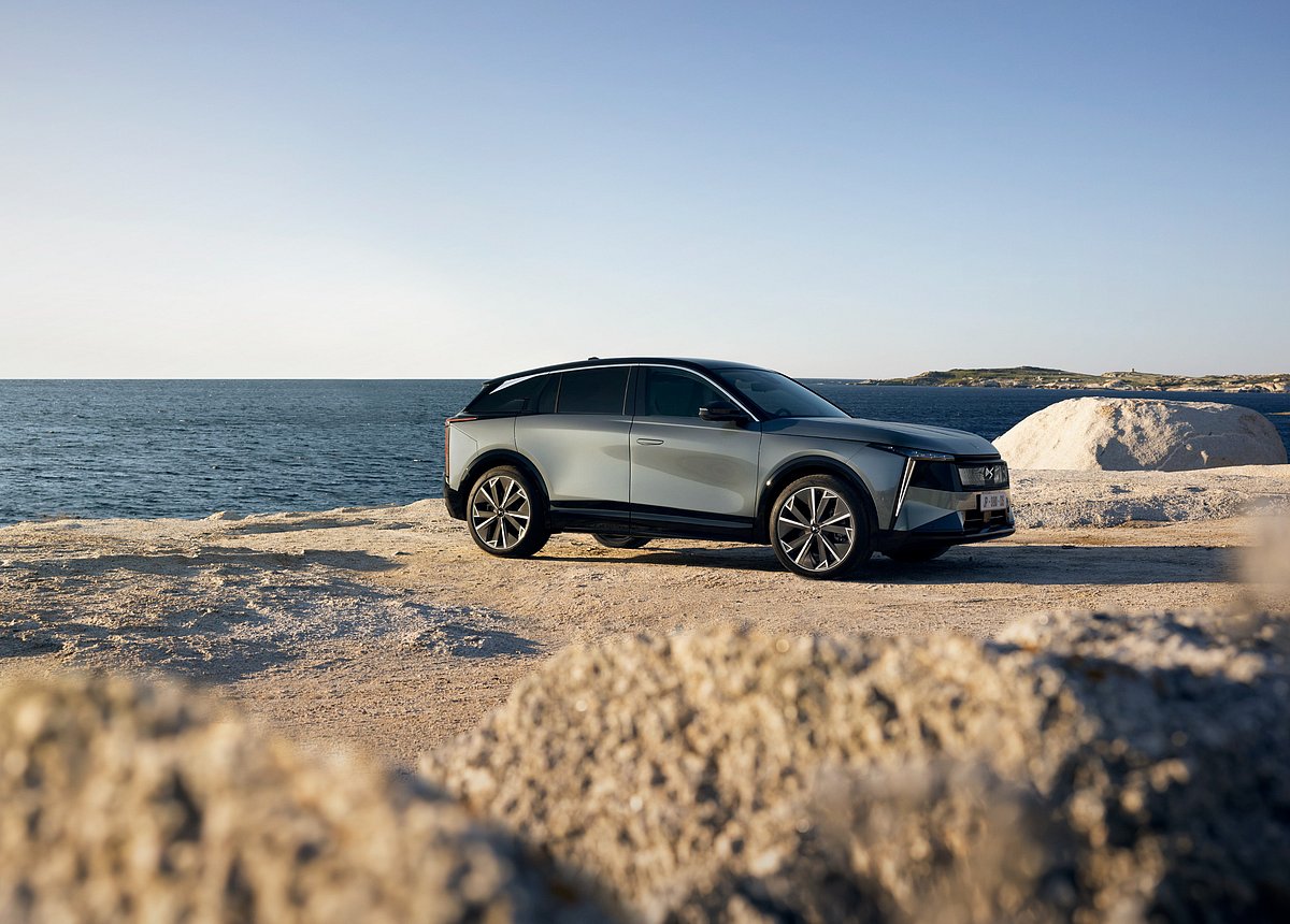 New DS No. 7 Long Range SUV with 740 km range