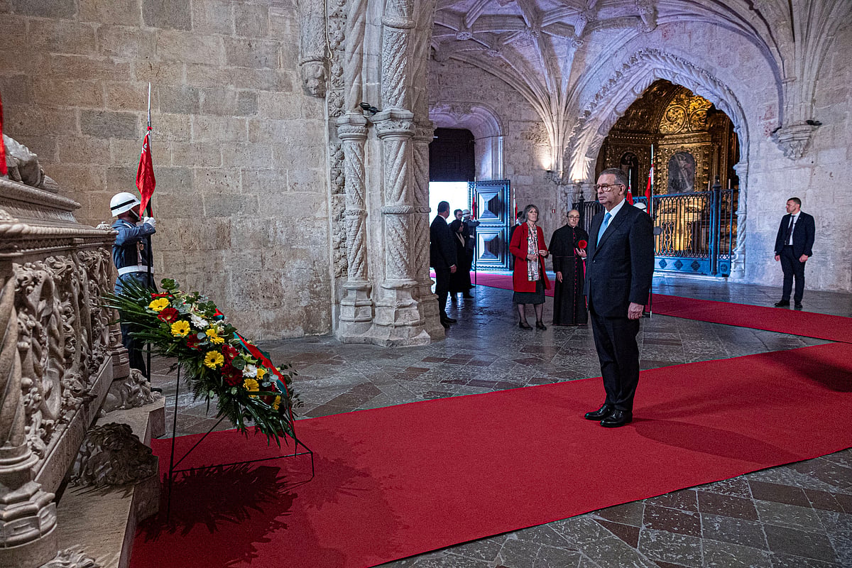 Seguro returns diploma on the prohibition of ideological flags on public buildings to Parliament
