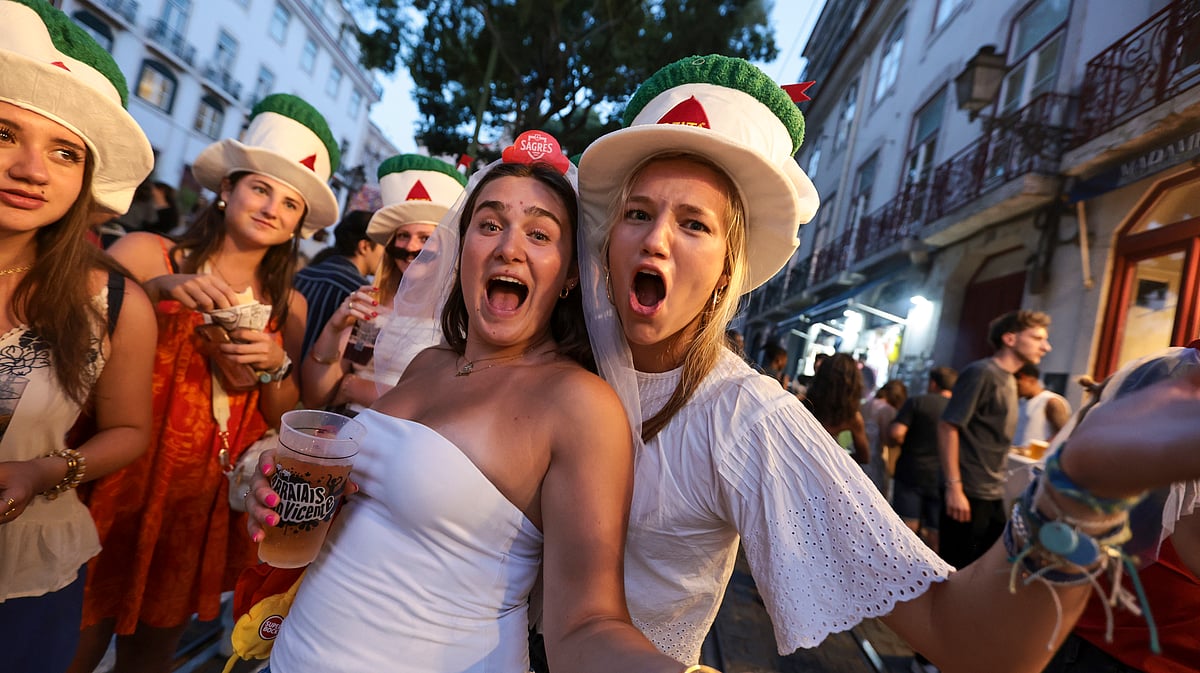 Sardines, basil plants, and street dances: How Saint Anthony's night unfolded on the streets of Lisbon