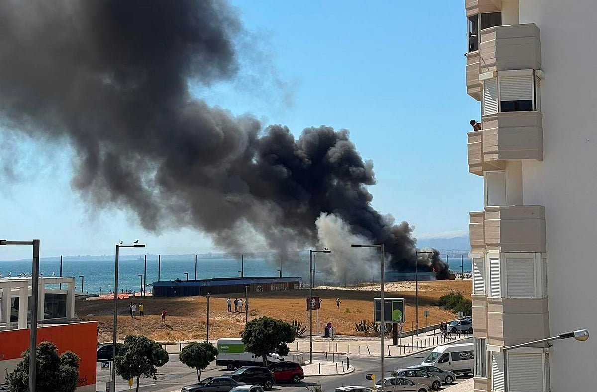 Fire is destroying the Dragão Vermelho beach bar in Costa da Caparica