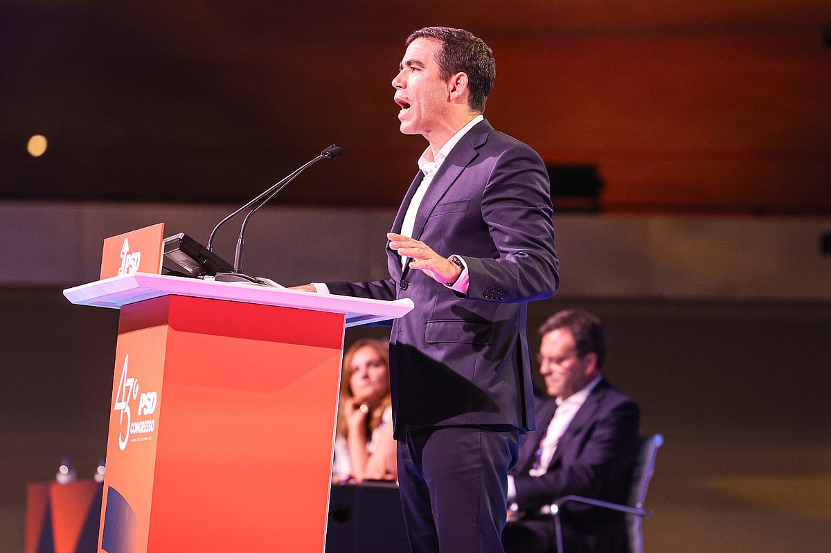 Leitão Amaro accuses André Ventura of being "a brake on progress and an adversary of the youth"