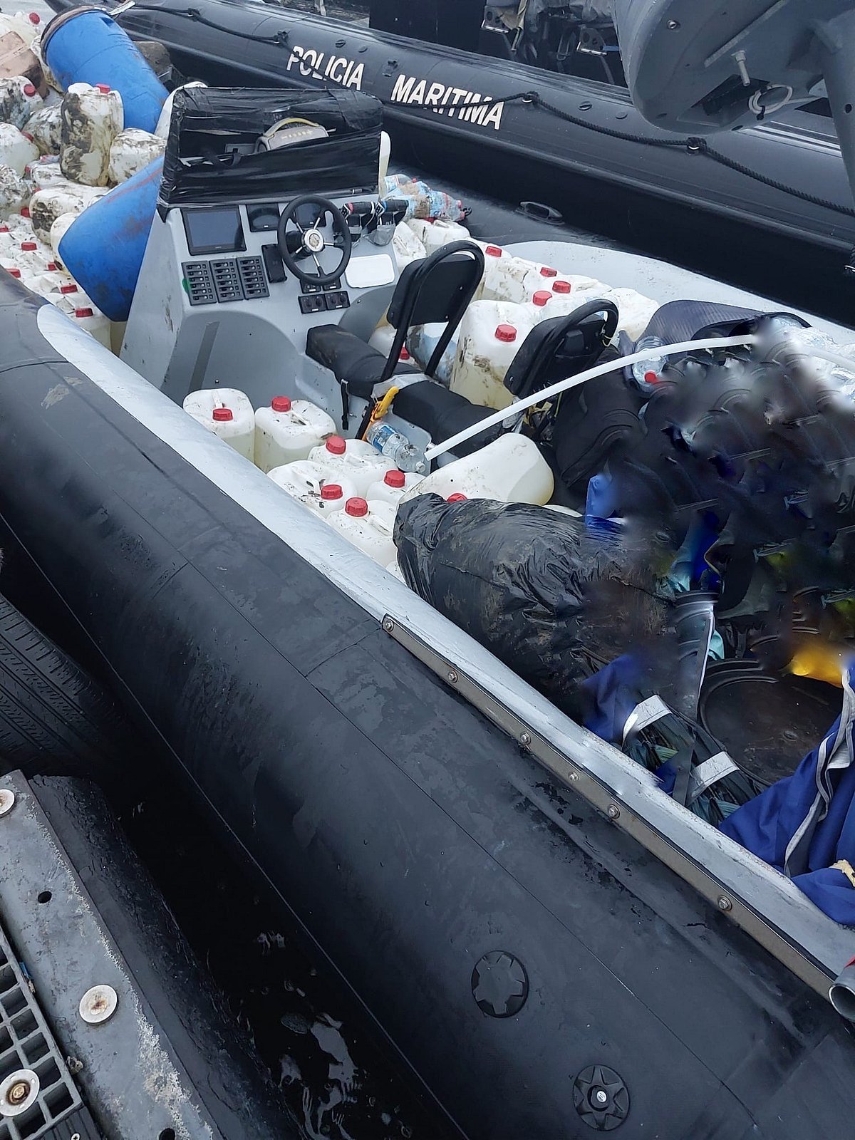 Maritime Police pursue and intercept high-speed boat in the Algarve. Four people arrested