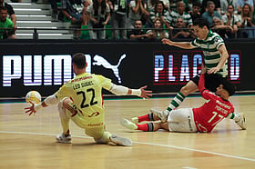 Benfica sporting vence benfica e leva final da liga de futsal para a negra 2026 doc. 20260625. 47353792. Ma06052 benfica o sporting venceu esta quinta-feira, 25 de junho, na receção ao benfica, por 3-2, e igualou, no quarto jogo, a final... Iustitia. Bg sporting vence benfica e leva final da liga de futsal para a negra 2026 2026-06-25 22:43:36 justiça - iustitia. Bg benfica
