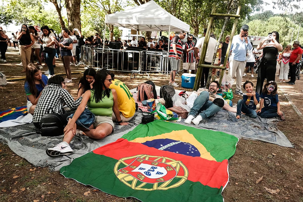 What is the profile of the Brazilian population residing in Portugal? The updated figure reaches 574,195 citizens