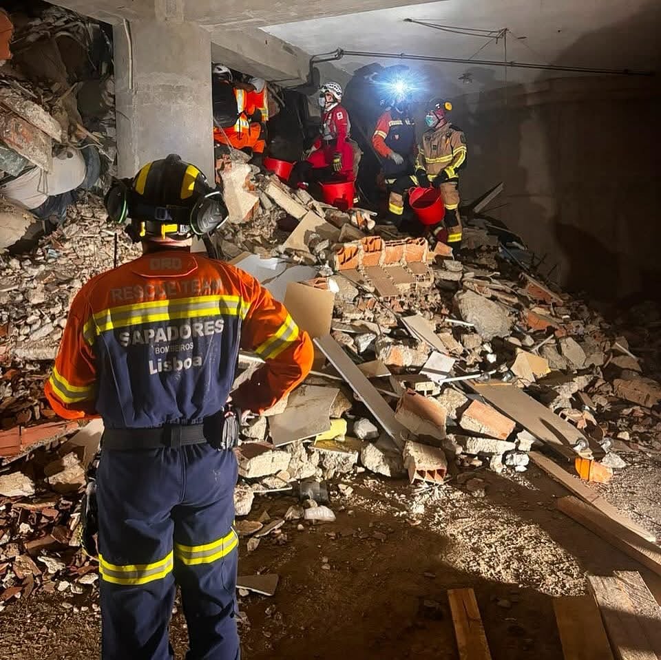 Portuguese team works "without breaks" to rescue survivor in Venezuela. They have already given him water through a tube and "he is doing well"