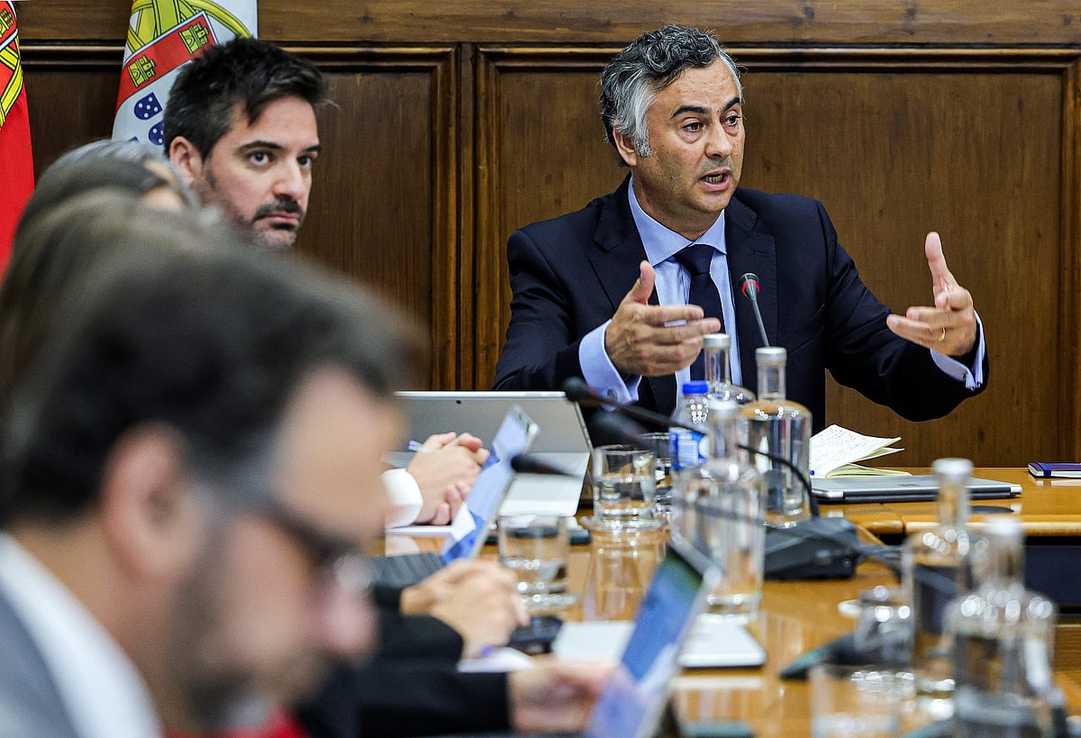 PS não quer que ministro da Educação "vá embora" mas "resolva os problemas" dos exames