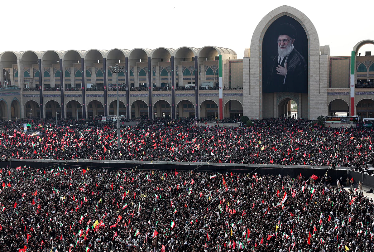Milhares no arranque das cerimónias fúnebres do antigo líder supremo Ali Khamenei