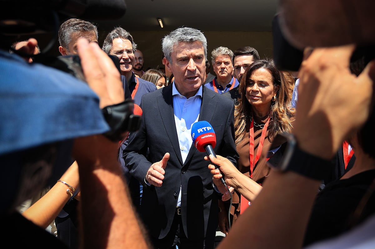 José Luís Carneiro exige que Montenegro peça desculpa por situação dos exames