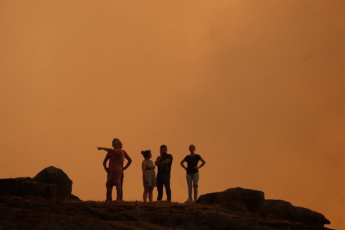 Incêndio de Vouzela continua ativo com uma das frentes dominada