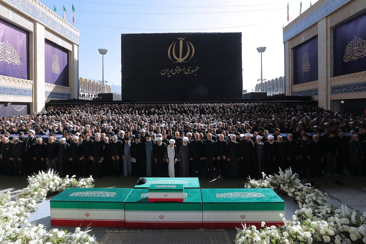 Ali khamenei três filhos de ali khamenei no funeral, mas não o sucessor 2026 filhos de ali khamenei no funeral do pai ali khamenei três filhos do ayatollah ali khamenei rezaram junto do seu caixão este domino, 5 de julho, mas aquele que lhe... Iustitia. Bg três filhos de ali khamenei no funeral, mas não o sucessor 2026 2026-07-05 11:29:24 justiça - iustitia. Bg ali khamenei