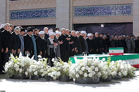 Ali khamenei três filhos de ali khamenei no funeral, mas não o sucessor 2026 filhos de ali khamenei no funeral do pai ali khamenei três filhos do ayatollah ali khamenei rezaram junto do seu caixão este domino, 5 de julho, mas aquele que lhe... Iustitia. Bg três filhos de ali khamenei no funeral, mas não o sucessor 2026 2026-07-05 11:29:24 justiça - iustitia. Bg ali khamenei