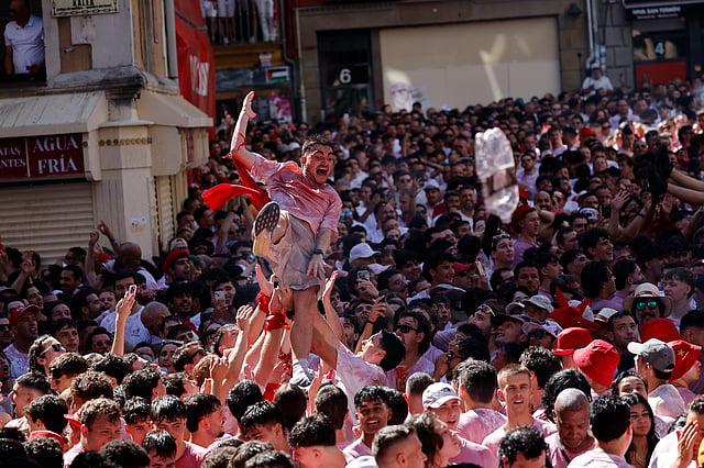 Milhares no arranque dos festejos de San Fermín, em Pamplona. Veja as ...