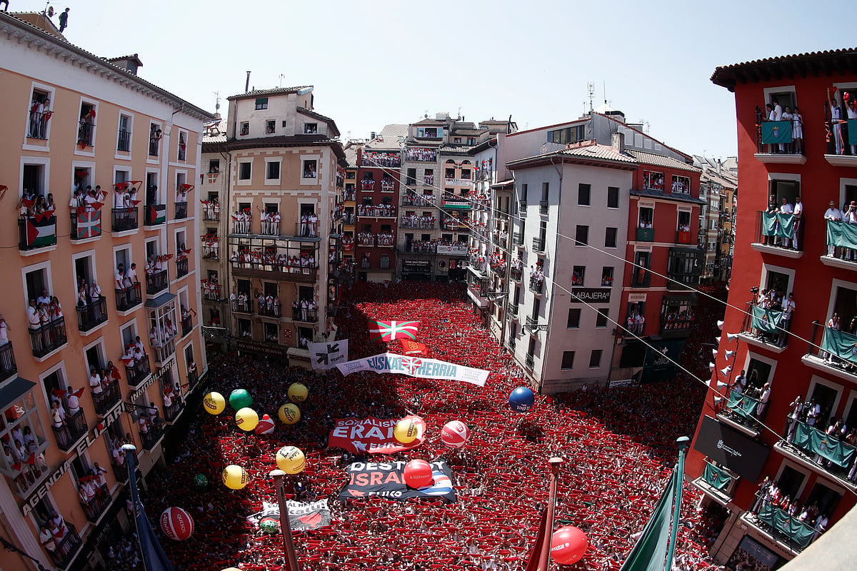 Milhares no arranque das festas de San Fermín, em Pamplona. Veja as imagens