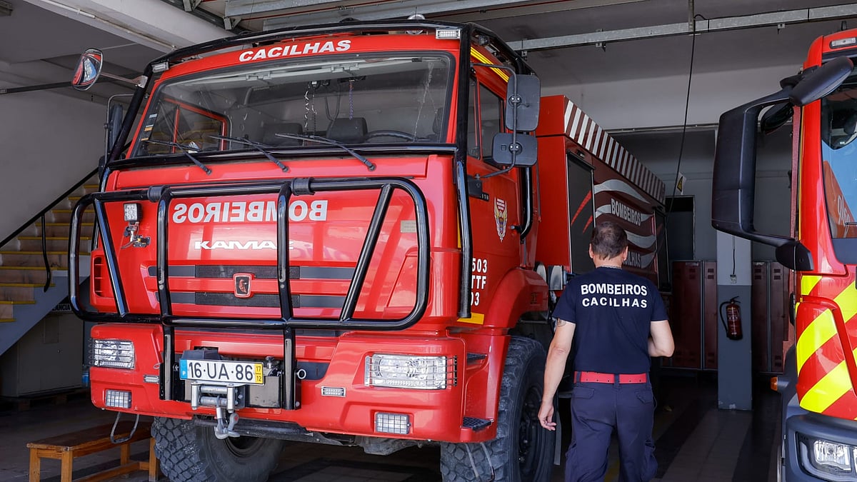 Bombeiros da Costa da Caparica disponibilizam água à população devido às falhas no abastecimento