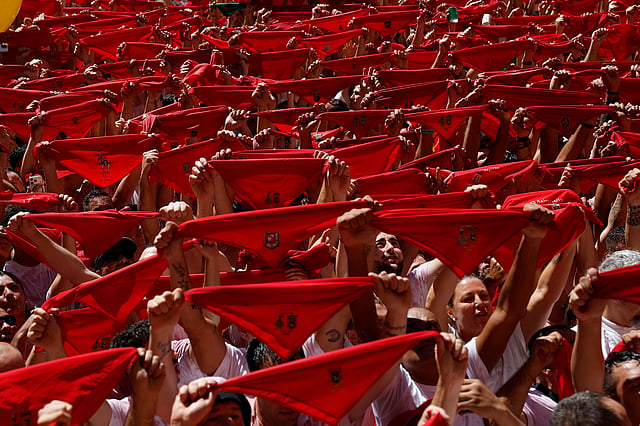 Milhares no arranque dos festejos de San Fermín, em Pamplona. Veja as ...