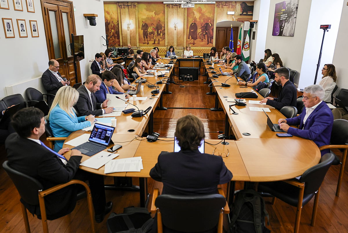 Parlamento volta a adiar a votação da "lei das burcas"