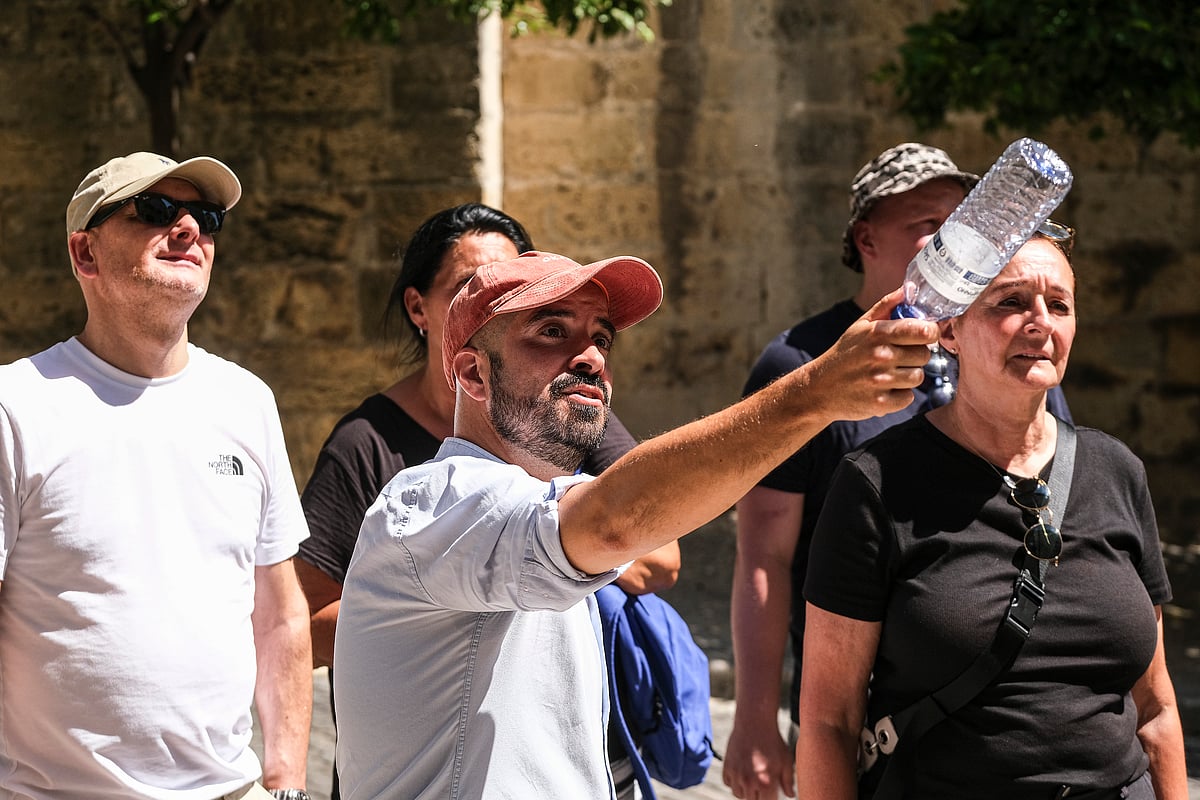 Sombra e água. Guias turísticos fintam onda de calor e sol para mostrar Lisboa a quem a visita