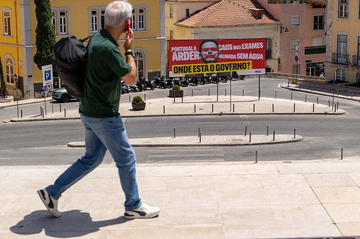 Polícia Municipal apreende cartaz que Chega tentava instalar em frente ao Parlamento. Alega danos na via pública