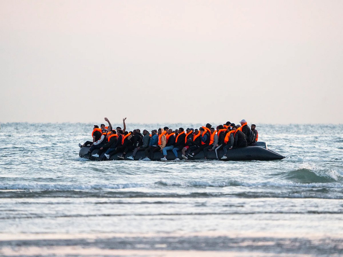 Chegaram 225 ao todo. Embarcação com recorde de 128 migrantes atravessa Canal da Mancha