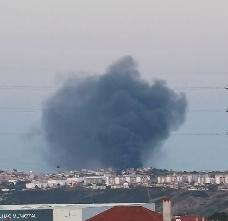 Incêndio em armazém industrial em Camarate mobiliza mais de meia centena de operacionais