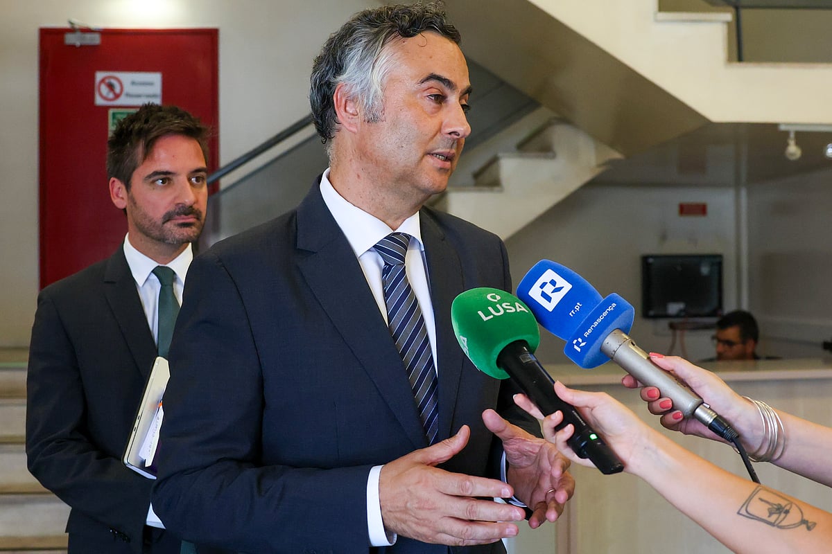 Polémica dos exames. PCP chama Fernando Alexandre ao Parlamento e Montenegro reitera confiaça no ministro