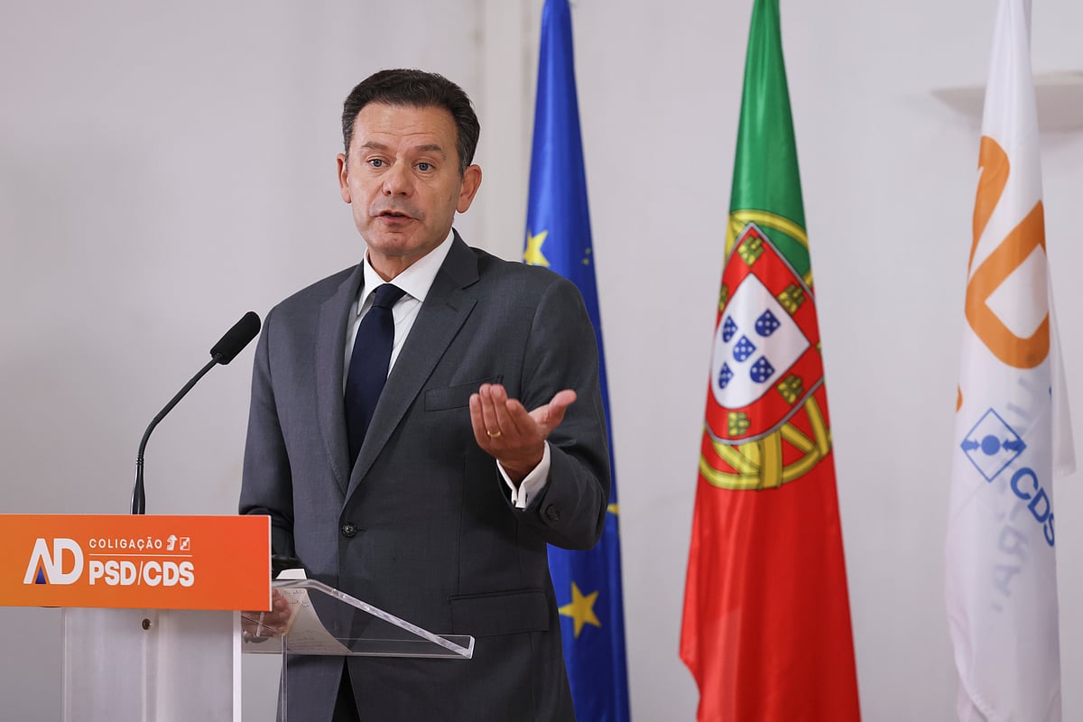 Montenegro admite processo de digitalização das avaliações complexo e aponta "algumas "resistências" de professores