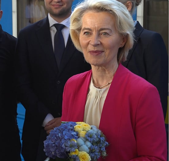 "É um momento especial". Ursula von der Leyen em Kiev para apoiar indústria de defesa ucraniana