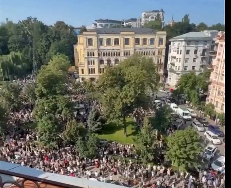 Afastamento do ministro da Defesa leva ucranianos às ruas. Irá Zelensky ceder?