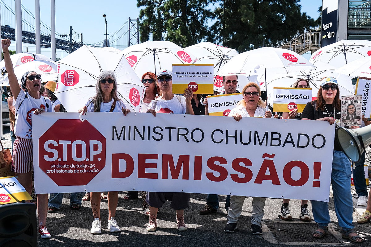 Cerca de 50 manifestantes pedem a demissão do ministro da Educação