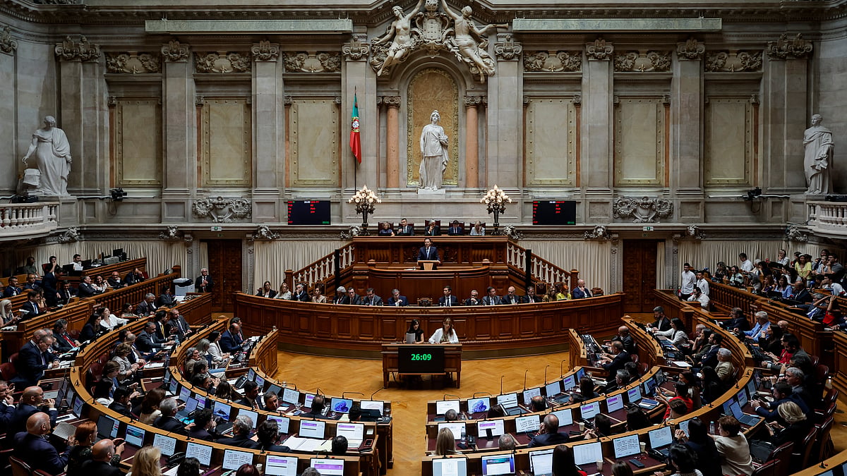 Parlamento aprova o fim da regularização por filho menor e curso profissionalizante