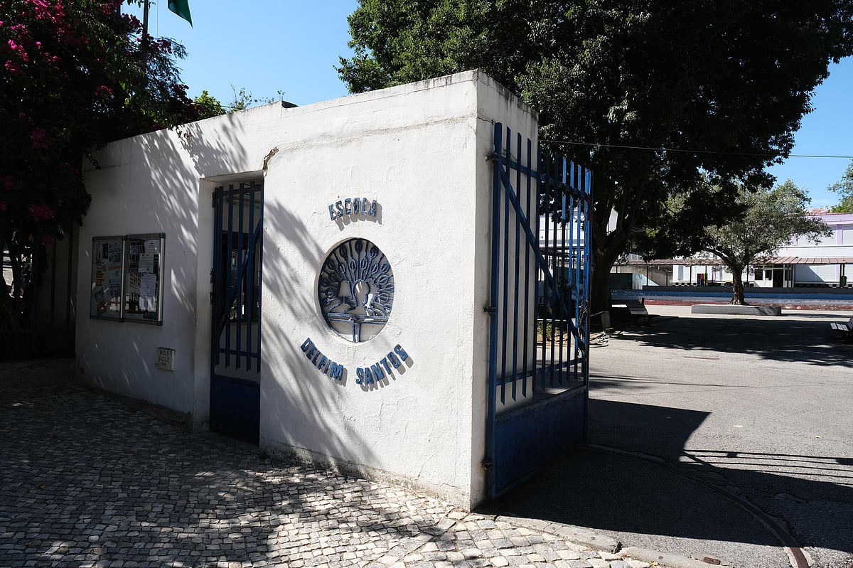 Notas dos exames nacionais começam a ser fixadas, mas problemas continuam