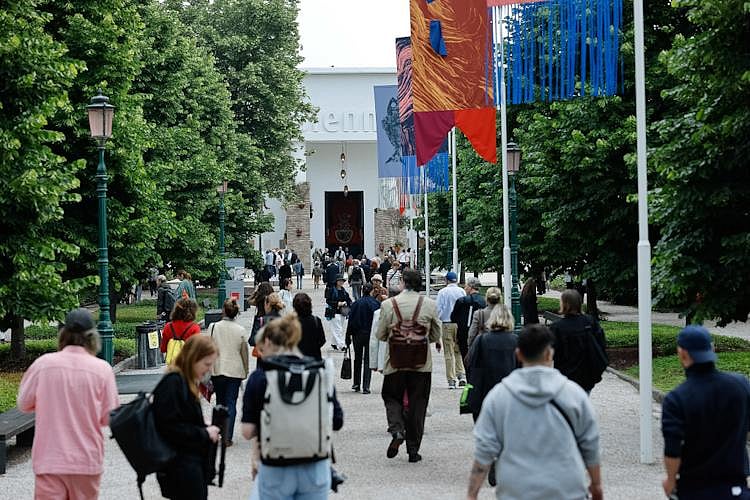 UE anuncia fim de subsídio de dois milhões de euros à Bienal de Veneza devido à participação da Rússia