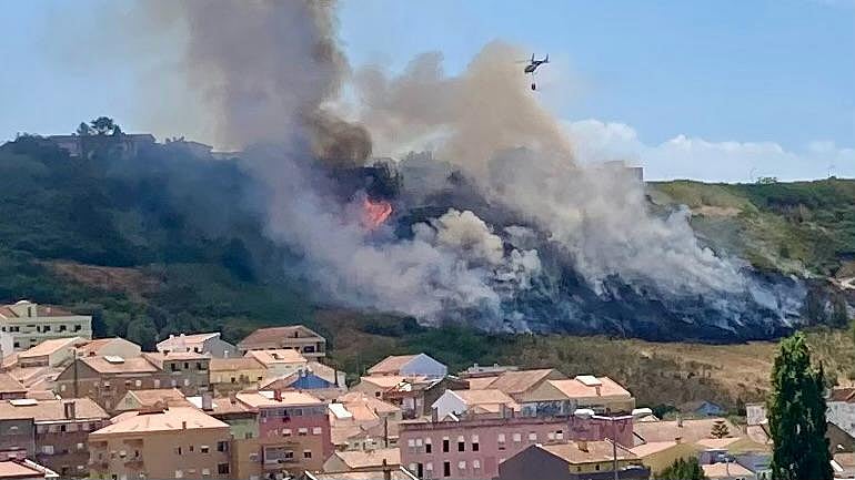 Incêndio em zona de mato em Odivelas mobiliza 69 operacionais, 19 veículos e um meio aéreo