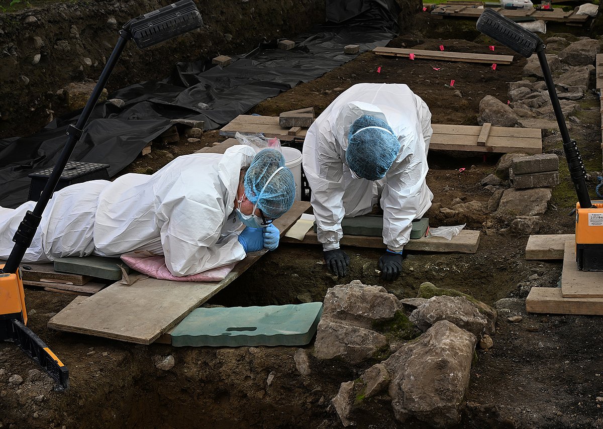 Exames forenses iniciados a restos mortais de 100 bebés encontrados na Irlanda em vala comum