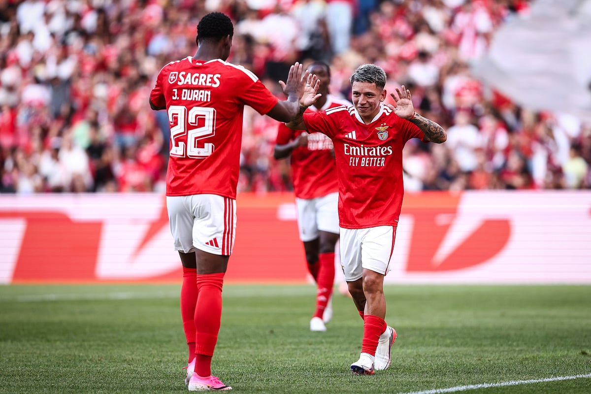 Benfica goleia Belenenses em jogo particular no Estádio da Luz