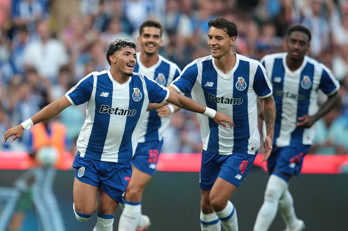 FC Porto vence o Aston Vila e apresenta plantel com Diogo Costa e três reforços
