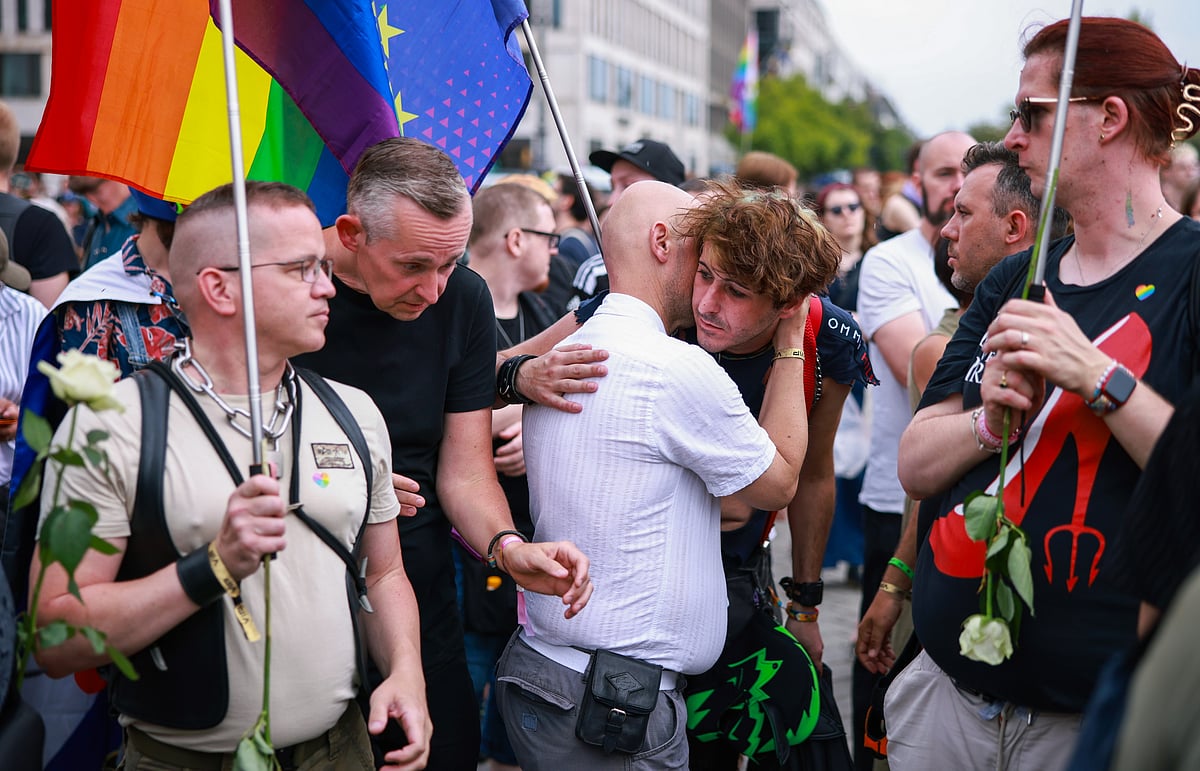 Berlim chora vítimas de ataque contra comunidade LGBTQIA+ (veja imagens)