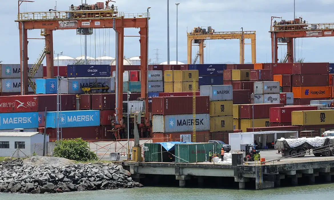 Exportações brasileiras batem recorde e déficit das contas externas cai em junho