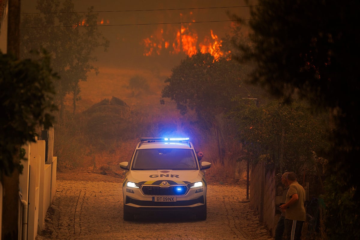 Fogo rodeia Vale de Telhas e obriga moradores a sair de casa