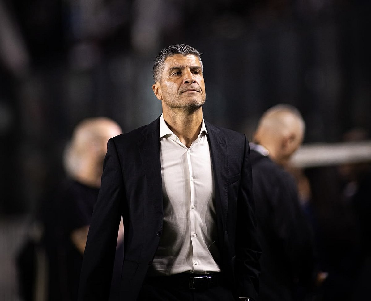 Após primeira vitória, Pedro Emanuel encara semana de teste de fogo no Vasco da Gama