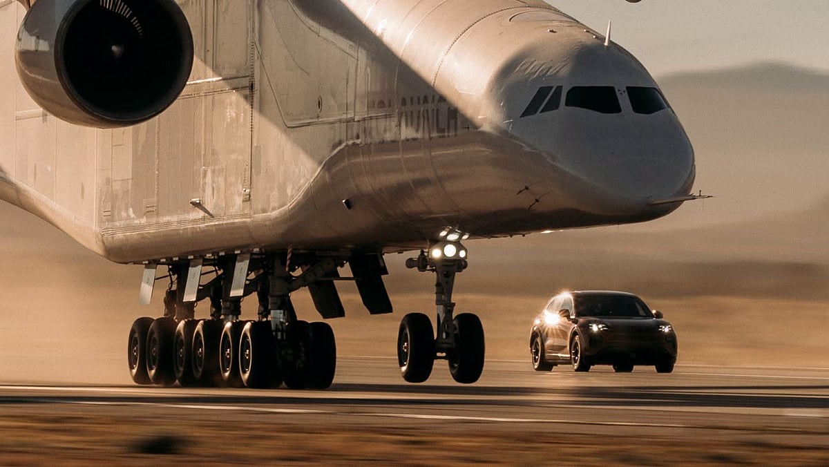 Porsche Cayenne Turbo Elétrico entra no Guinness ao passar a 269km/h sob a maior aeronave do mundo (vídeo)