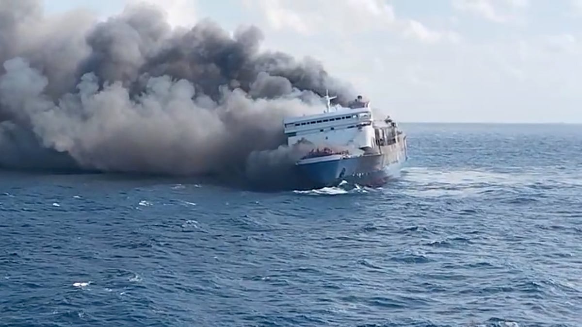 Incêndio em ferry na Indonésia provoca pelo menos cinco mortos e 41 desaparecidos