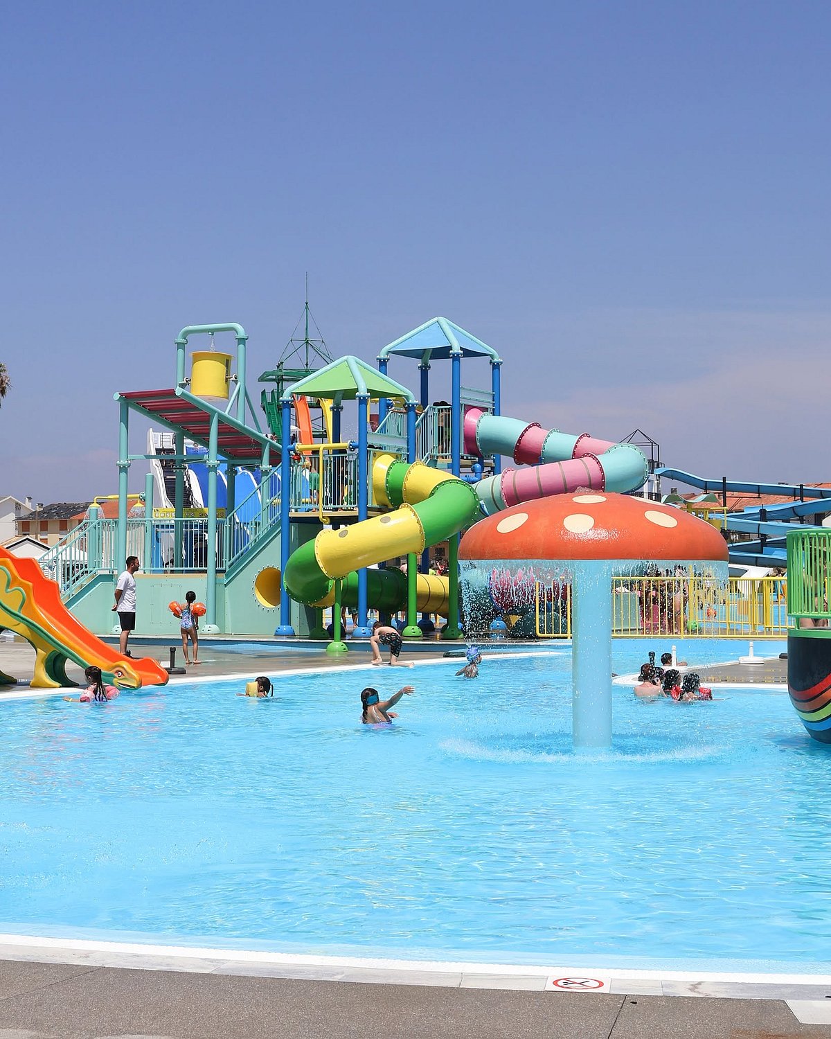 Três feridos graves após inalação de vapores tóxicos em parque aquático em Vieira de Leiria