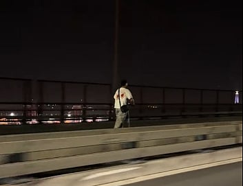 Man intercepted by PSP for riding an electric scooter against traffic on the 25 de Abril bridge