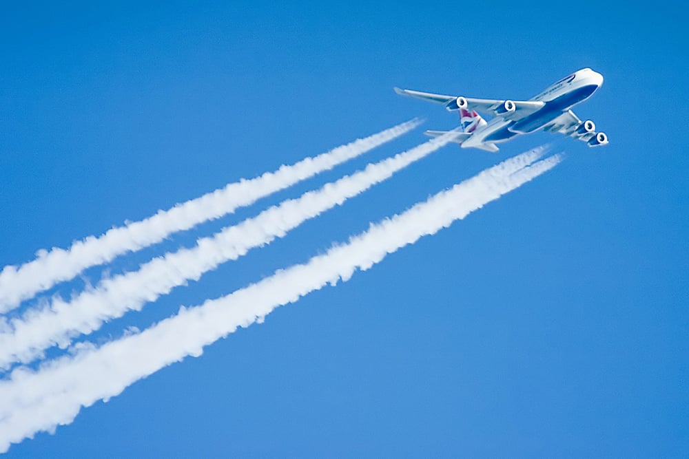 Eliminar os rastos de condensação dos aviões: queimar mais combustível para arrefecer o planeta?